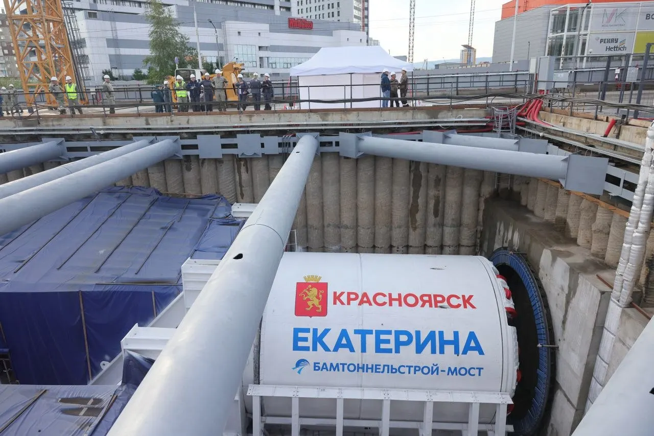 Рабочие основного субподрядчика прекратили работу на стройке метро после задержек выплат. Часть сотрудников перешла к генподрядчику, а задолженность в прежней компании до сих пор не погашена.