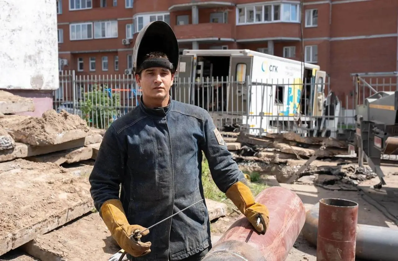 Сибиряк Евгений Кондратьев прошёл путь от работы на линиях до руководства релейной защитой и автоматикой. Он подчёркивает роль команды и постоянного обучения в этой профессии.