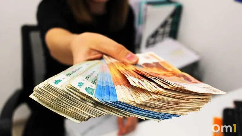 На портале «Работа России» в Омской области опубликовано более 40 предложений с доходом порядка 150 тыс. руб.; основная потребность — на оборонных предприятиях и в строительной сфере. Максимальное предложение — свыше 300 тыс. руб. для IT‑директора мобильного приложения.