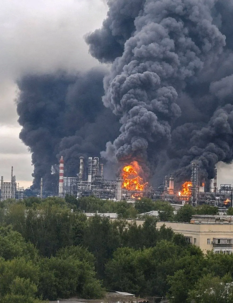 Компания разместила вакансию после пожара на Капотнинском НПЗ. В обязанности входят контроль экологической безопасности, разработка программ по снижению вреда окружающей среде, взаимодействие с контролирующими органами и ведение документации.