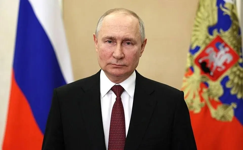 Подписан пакет законов: военные получат сведения о составе семьи из ЗАГС, введены новые ограничения для букмекеров и правила для SIM‑карт, регламентировано использование объектов авторского права для обучения ИИ и другие изменения.