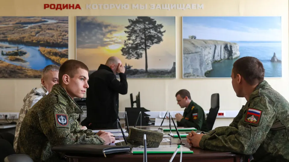 С 2023 года резко увеличились регистрации рекламных и кадровых агентств: многие ИП и фирмы используются в схемах поиска контрактников. Регионы давят на бизнес, вознаграждения рекрутерам достигают сотен тысяч рублей, а расходы на вербовку исчисляются миллиардами.