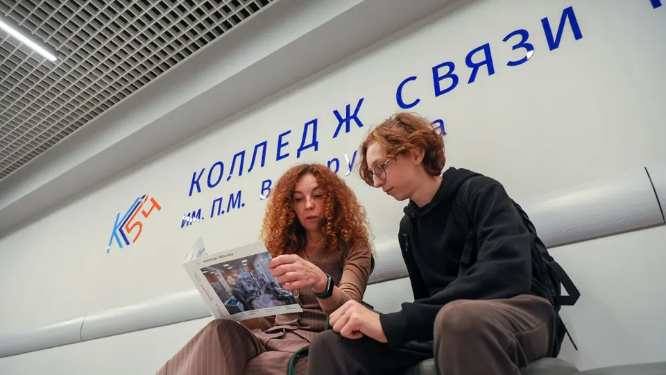 В ряде регионов России родители сообщают, что их детям отказывают в приёме в старшие классы: причиной называют «низкий уровень знаний» или недобор баллов в аттестате и ОГЭ. Родители связывают это с поручениями властей активнее направлять выпускников в СПО и на рабочие специальности.