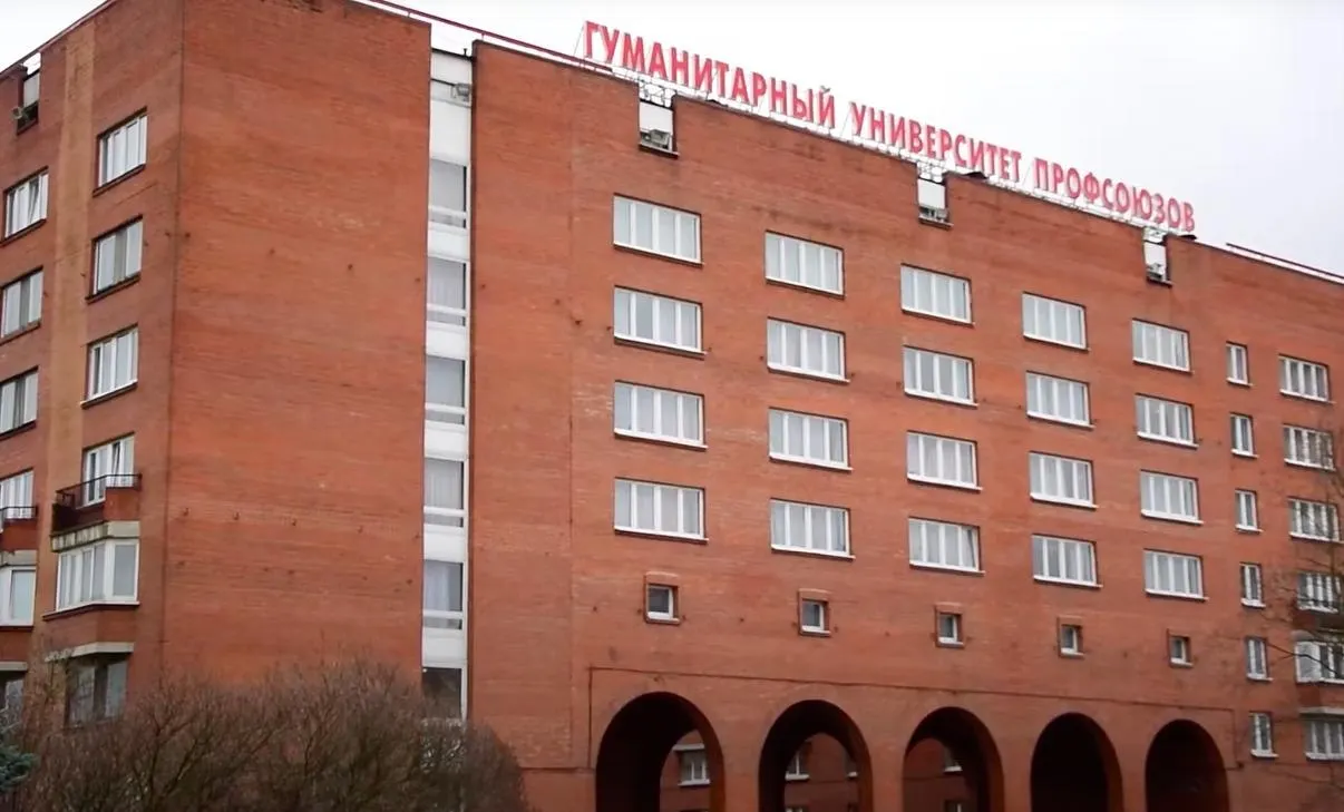 В Гуманитарном университете профсоюзов сокращают сотрудников: ликвидируют издательство, увольняют работников административно‑хозяйственных подразделений и сокращают штат научной библиотеки. В администрации вуза это называют мерами по укреплению финансового положения и заверяют в соблюдении трудового законодательства.