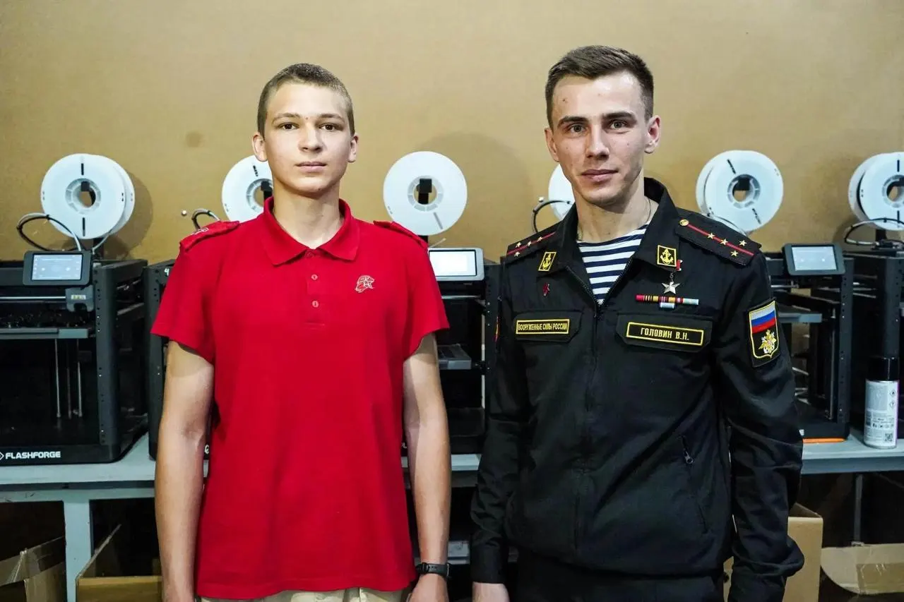 Во время визита на Южный Урал он пообщался с волонтёрами и молодёжными активистами, обсудил поддержку вернувшихся с фронта и работу проекта «Вектор жизни — работа для СВОих», а также ознакомился с экспозицией музея СВО.