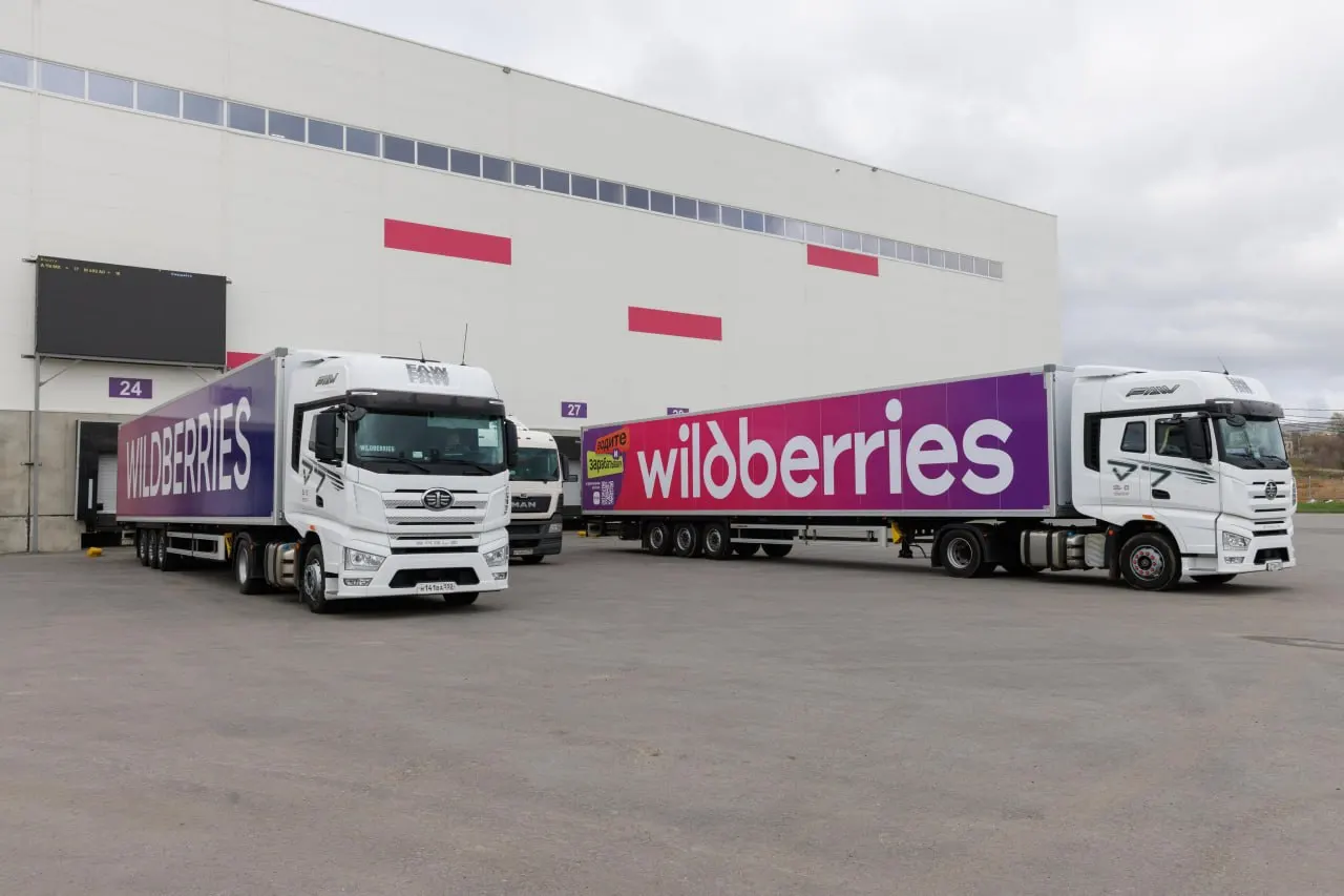 Пожары на складах Wildberries в нескольких городах привели к уничтожению около 20 тыс. единиц товара сети «Солнечный миф». Компания оценивает убытки более чем в 20 млн рублей, компенсации от площадки задерживаются, но магазины продолжат работать ради сотрудников.
