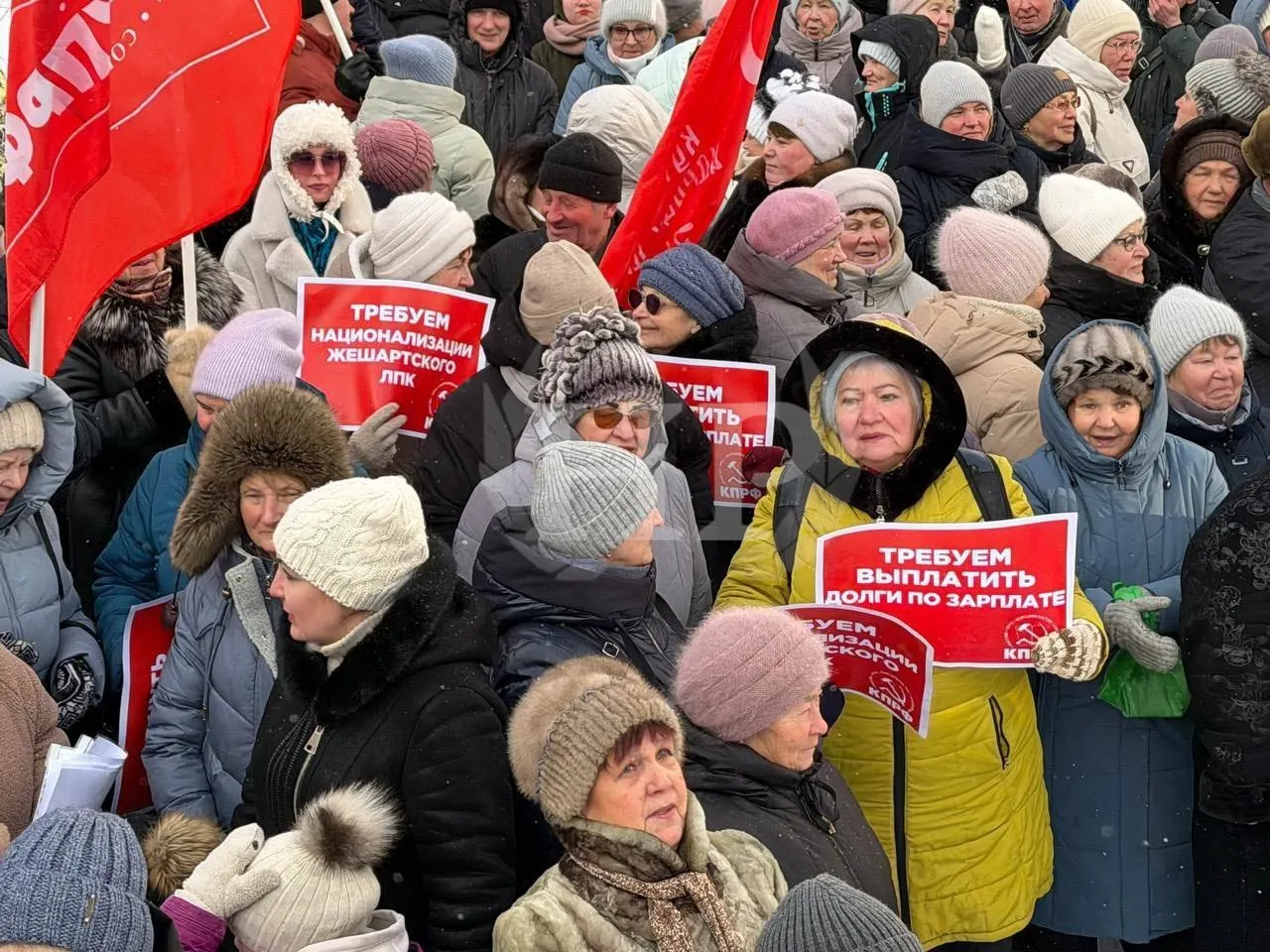 Усть-Вымский суд удовлетворил два коллективных иска более 200 сотрудников Жешартского ЛПК: каждому присуждена компенсация морального вреда и выплачены задолженности по зарплате; решение распространяется на всех работников, столкнувшихся с задержками в январе—феврале 2026 года.