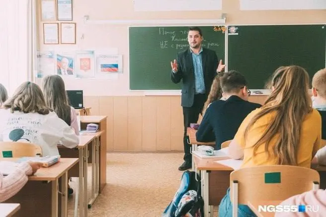 В 2025 году в школы Омской области приняли меньше специалистов до 35 лет, их доля среди педагогов снизилась; средний возраст учителей в регионе — 47 лет.