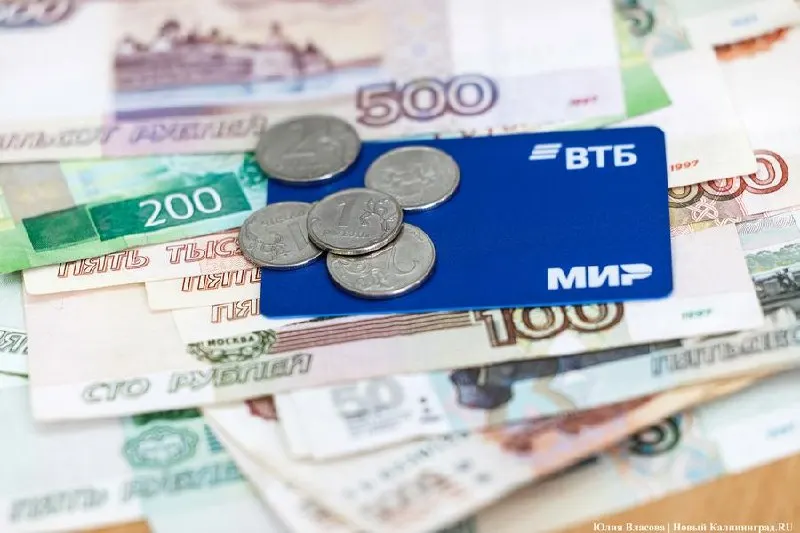 Среднемесячная номинальная зарплата в регионе в начале 2026 года колебалась около 76–84 тыс. руб.; по итогам марта она составляла порядка 83 тыс. руб. Реальная зарплата в мае показала рост к маю 2025 года, но снизилась по сравнению с апрелем 2026. Наибольшие доходы — в финансах, информационных услугах, добыче и энергетике.