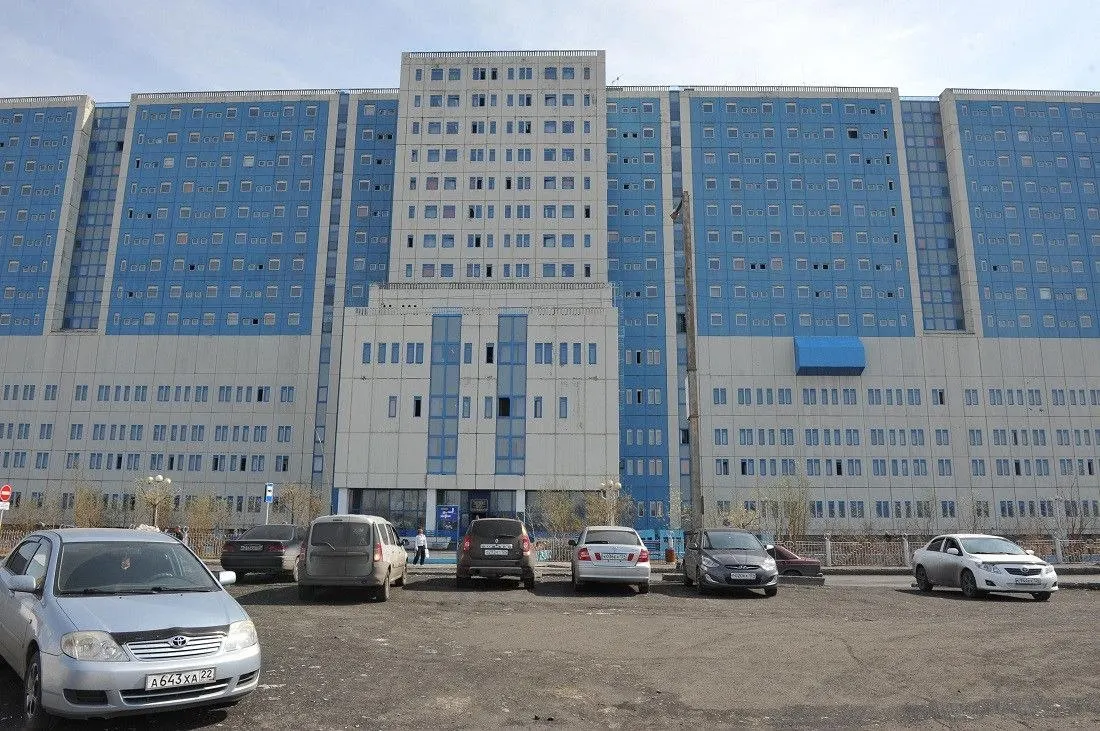В Норильской межрайонной больнице №1 с июля смены хирургов уменьшили: вместо трёх на дежурстве работают по двое. Врачи предупреждают о росте рисков ошибок, задержках помощи и уже обратились в трудовую инспекцию и прокуратуру из‑за невыплаты премий.