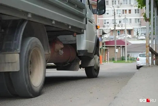 После банкротства Дагомысского ДРСУ 270 работников лишились работы; из‑за коррупционного скандала и приговора руководителя поставлено под вопрос содержание зелёных насаждений вдоль краевых дорог Сочи.