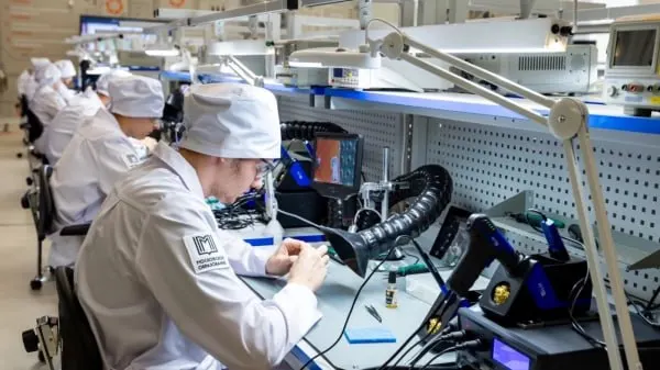 Кадровый дефицит и несоответствие навыков работодателей и соискателей делают колледжи ключевым источником специалистов: компании открывают собственные учебные программы, а предприятия гарантируют трудоустройство выпускникам.