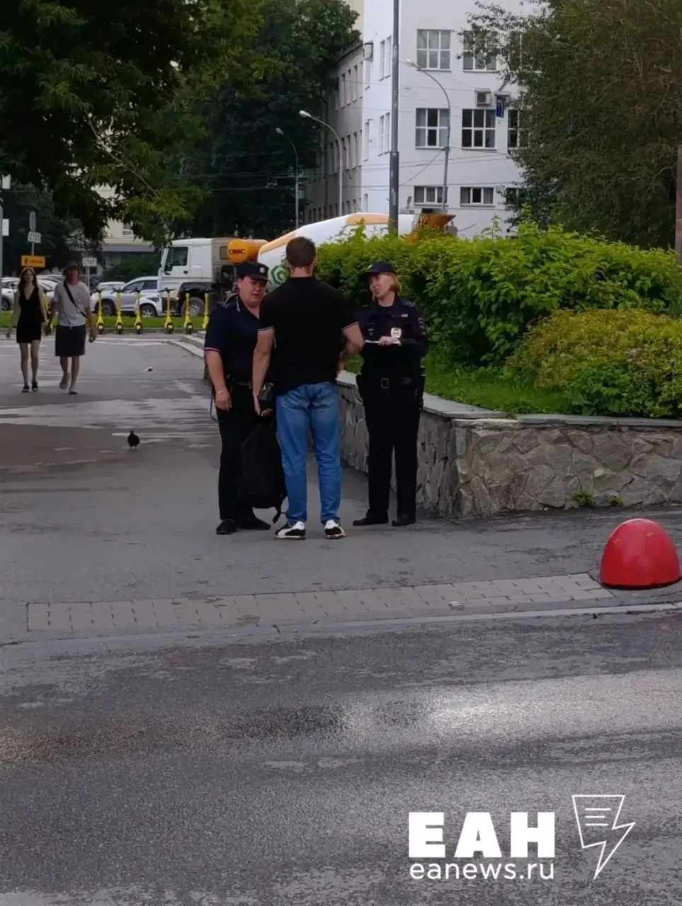 В городе участились случаи, когда сотрудников полиции останавливают на улице, чтобы рассказать о льготах и выплатах и призвать молодых людей поступать в органы внутренних дел — причиной называют серьёзный кадровый дефицит в регионе.
