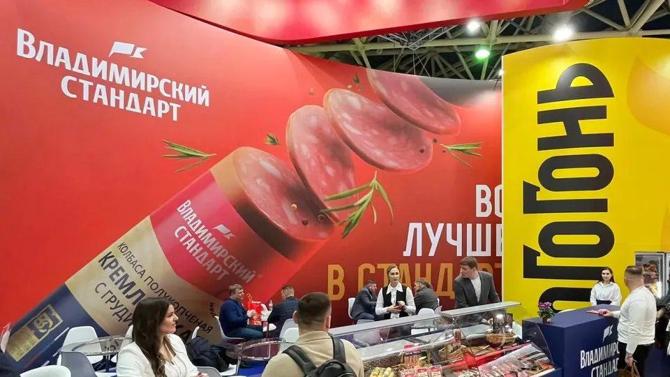 Крупный мясоперерабатывающий комбинат во Владимирской области приостановил производство из‑за многомиллионных долгов и судебных исков. Сотрудники вынужденно отправлены в отпуска или остались без зарплаты, кредиторы готовят иски о банкротстве.