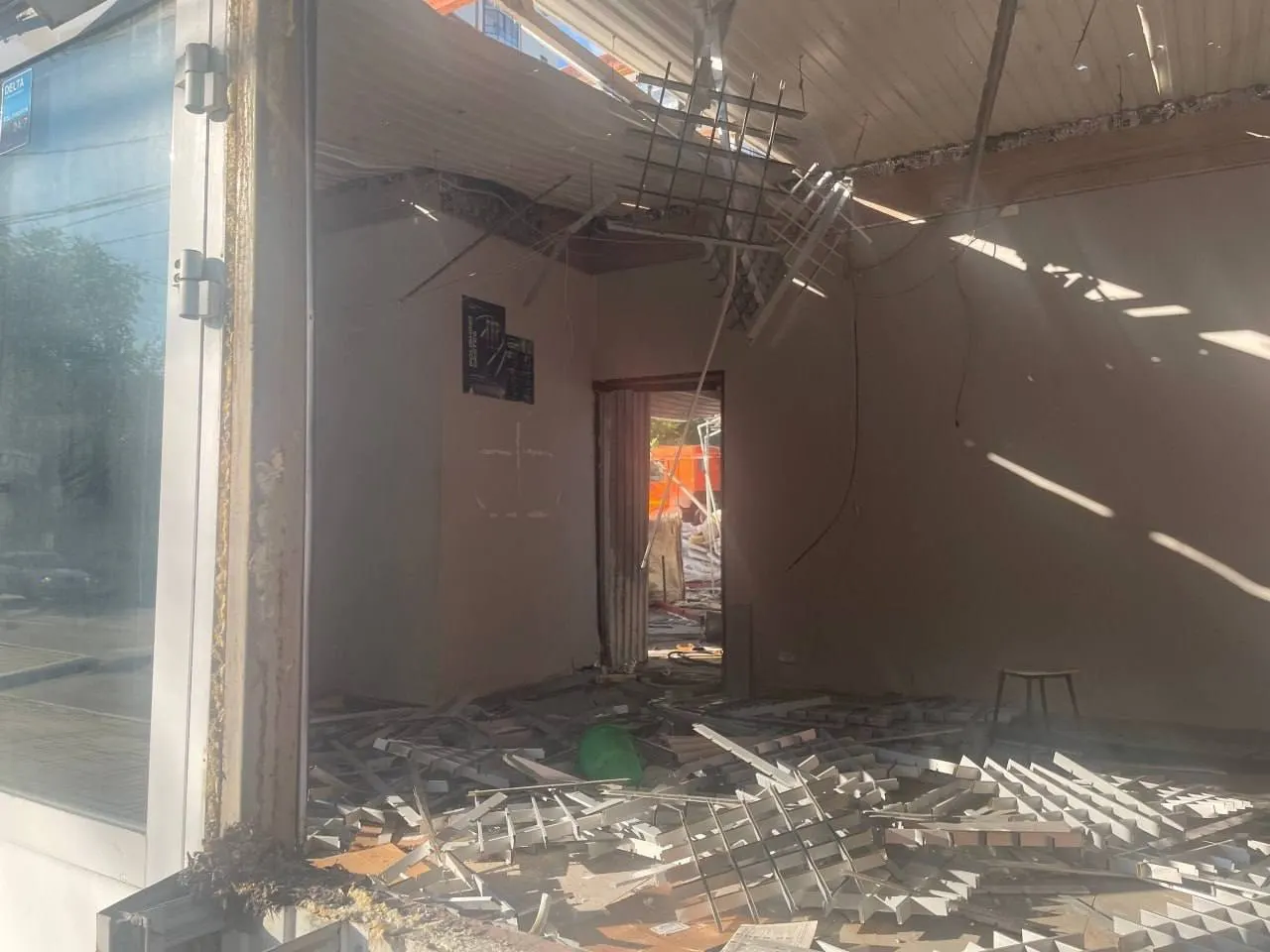 На территории бывшего стадиона в Самаре продолжают снос павильонов. Предприниматели узнали о работах за день до начала — около 25 человек остались без работы. В помещениях благотворительного фонда уже отключили воду, вскоре может быть отключён свет. Власти обещают предложить альтернативные места и вернуть участок под спортивные объекты.