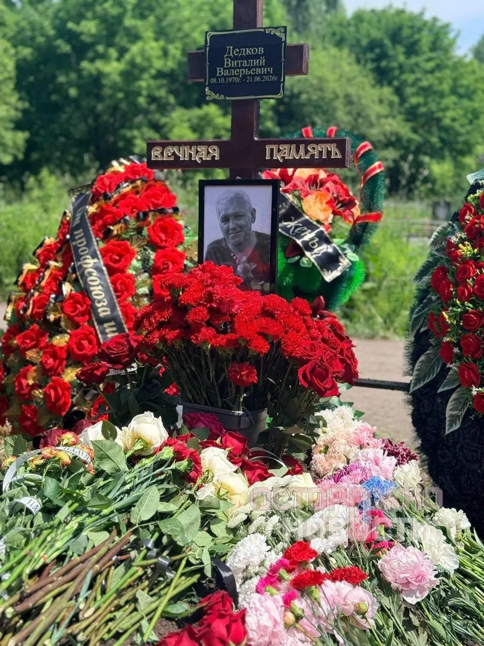 Дочь погибшего утверждает, что жар и нехватка воздуха в забое, а также задержка оказания помощи могли привести к смерти опытного горняка; комиссия сочла инцидент не связанным с производством, семья обжаловала решение.