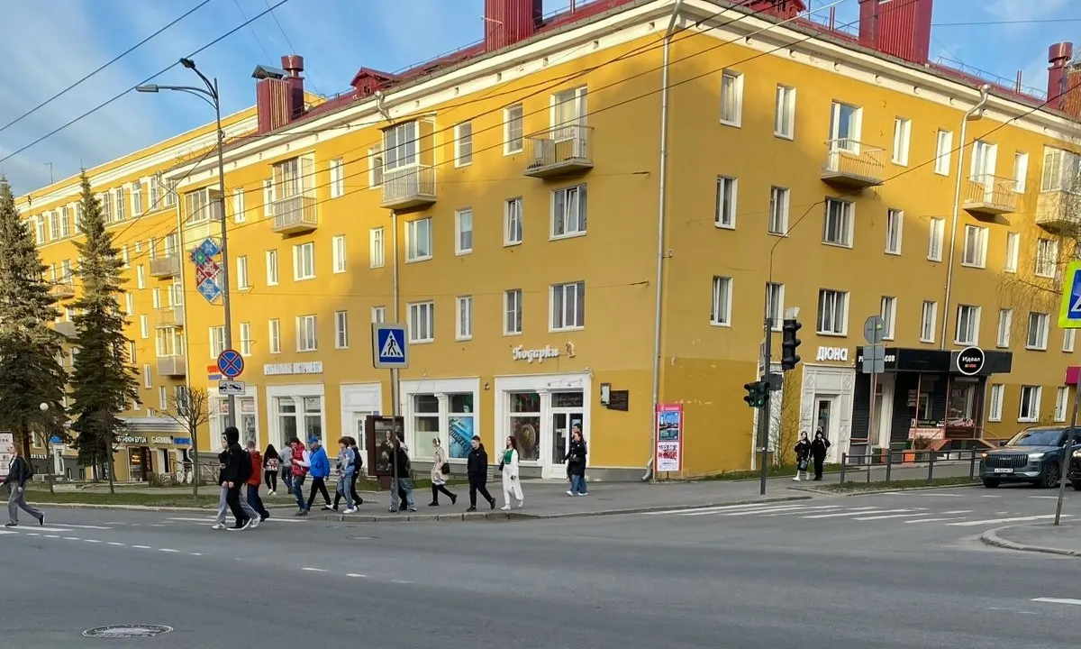 В ежегодном рейтинге российских городов по уровню зарплат Петрозаводск занял 71‑ю строчку. По итогам 2025 года средняя номинальная зарплата в городе составила 94 тыс. руб., а у госслужащих — около 110 тыс. руб.