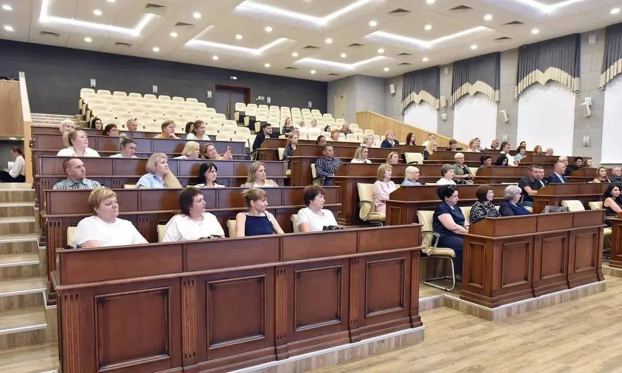 В администрации города прошла церемония, на которой 63 сотрудника торговой отрасли получили краевые и городские награды за профессионализм и вклад в развитие потребительского рынка.