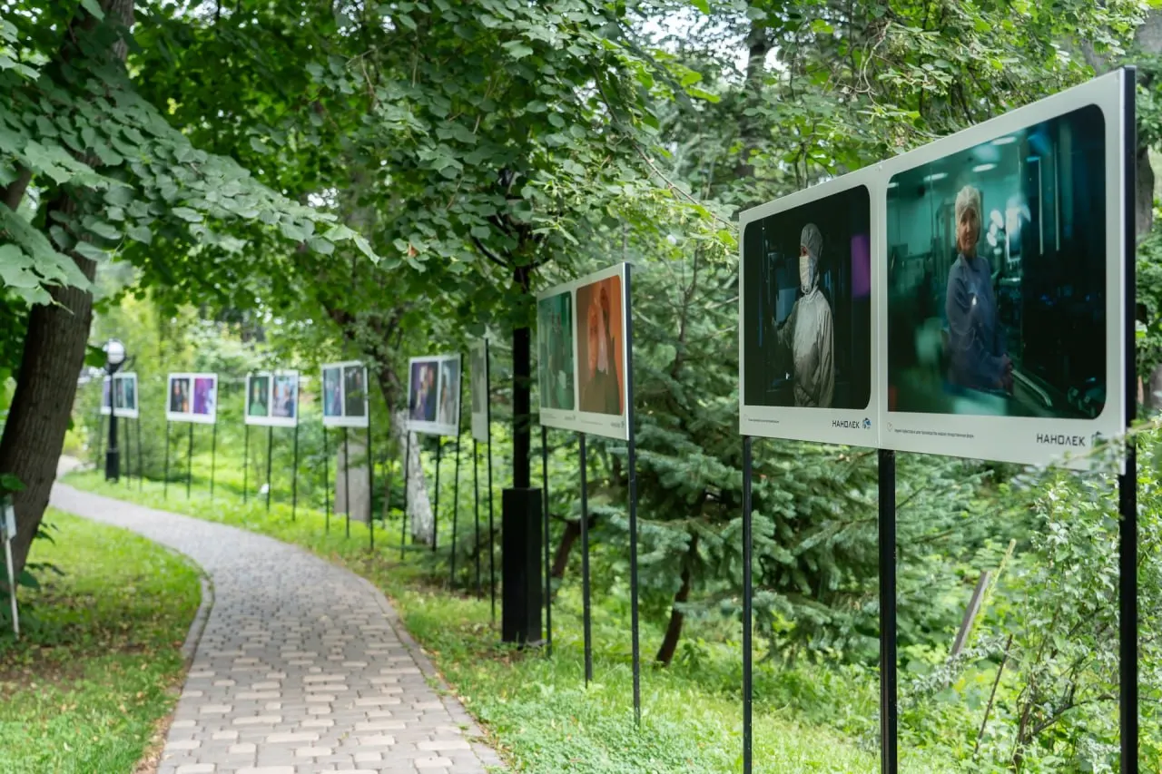 Фотовыставка показывает работу производственных участков и лабораторий биофармацевтического предприятия, роль инженеров, технологов и выпускников в создании современных лекарств.