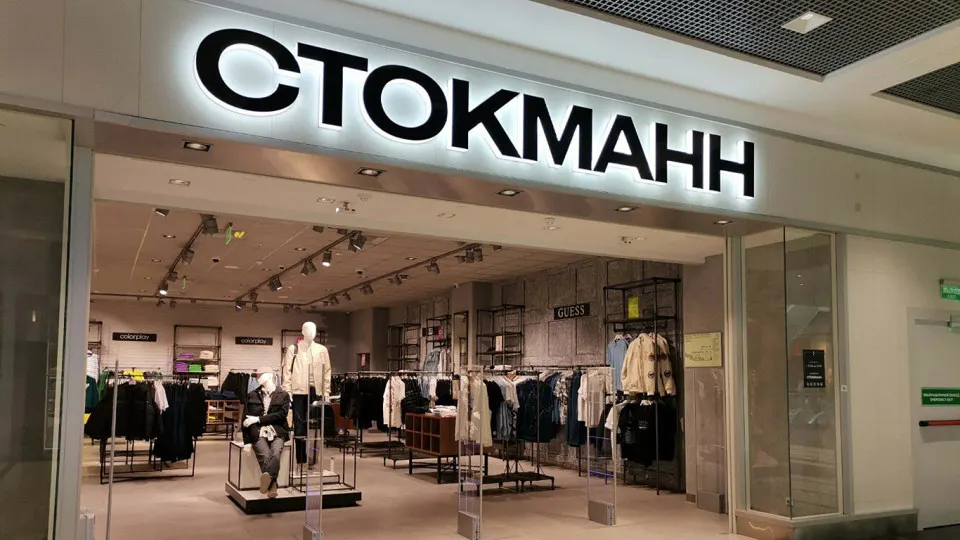 Крупный ритейлер планирует сократить примерно 18% торговых точек в ближайший год из‑за снижения продаж, роста операционных расходов и проблем с поставками; при этом выручка растёт, но убытки увеличиваются.
