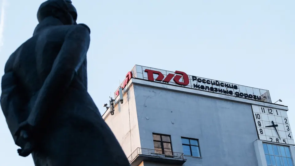 Правительство решило опередить плановое повышение тарифов, ранее запланированное на 2027 год, и ввести новую индексацию уже с 1 октября. Мера направлена на поддержку монополии с почти 4 трлн руб. долга и компенсацию дефицита инвестпрограммы.