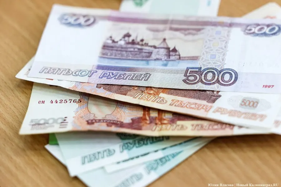 По данным Росстата, среднемесячная начисленная зарплата в Калининградской области в мае 2026 года составила 83 628,9 руб. Это ставит регион на 10-е место в Северо‑Западном федеральном округе — ниже только Псковская область. Средний показатель по округу — 115 010 руб., по России — 110 216 руб.